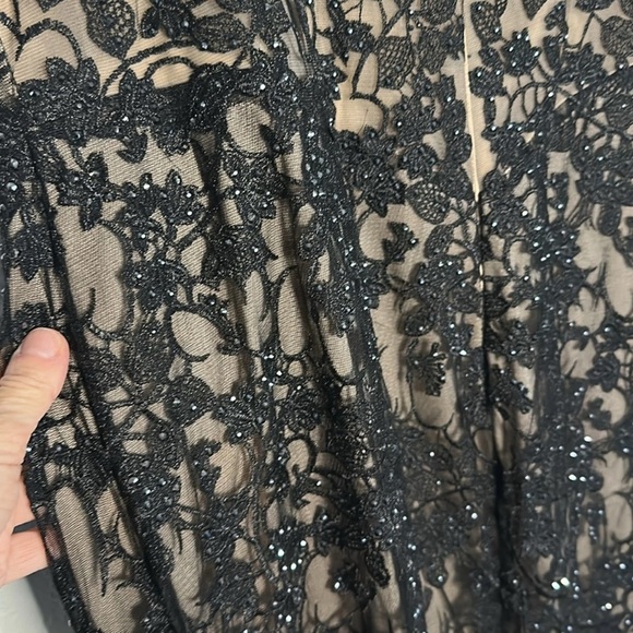 Mac Dougal LACE PLUNGE NECK SHORT PUFF SLEEVE TRUMPET GOWN. STYLE 50644. NWT - Picture 5 of 6